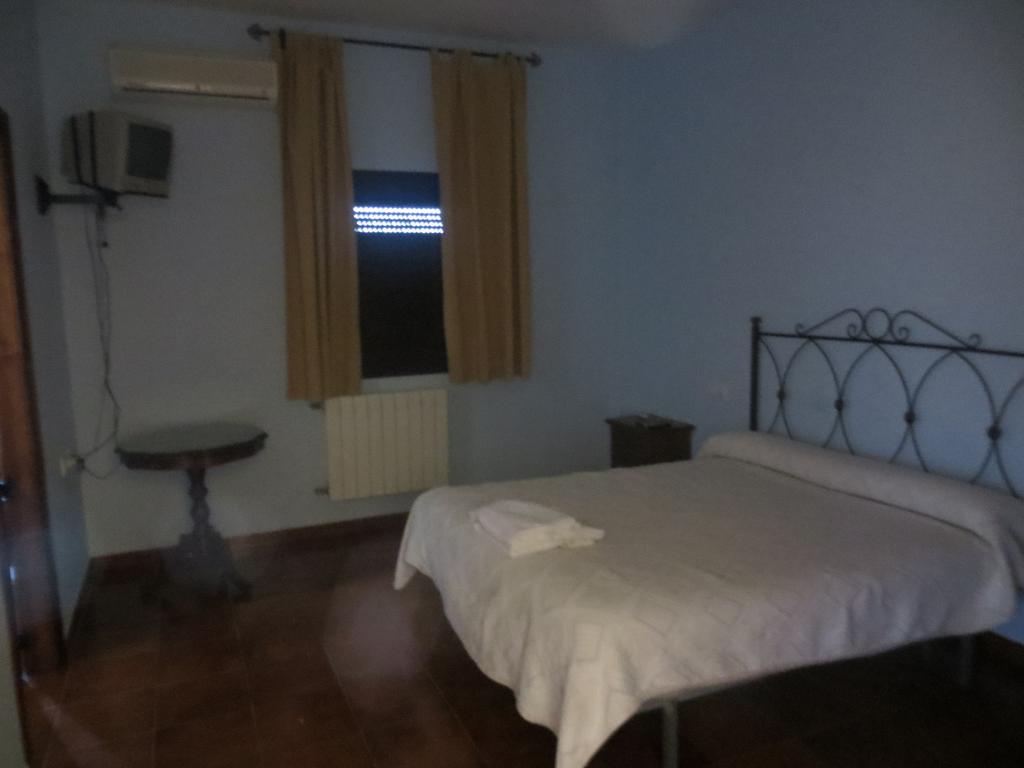 Hostal Rest. Campoabierto Valencia de las Torres 객실 사진