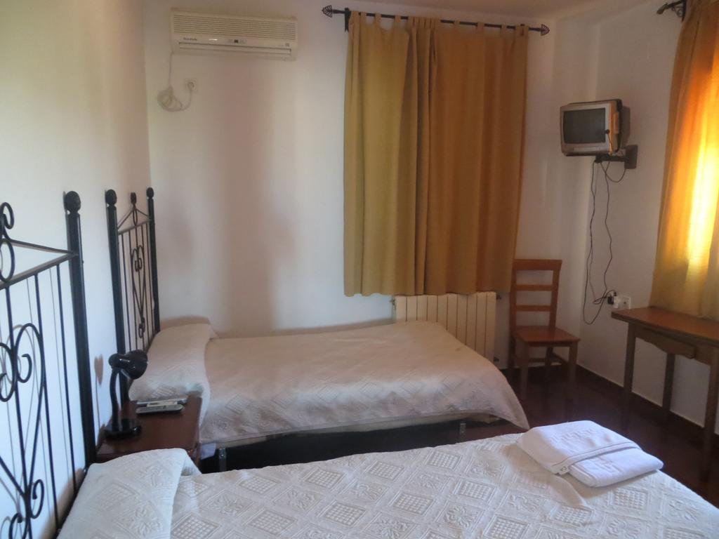 Hostal Rest. Campoabierto Valencia de las Torres 객실 사진